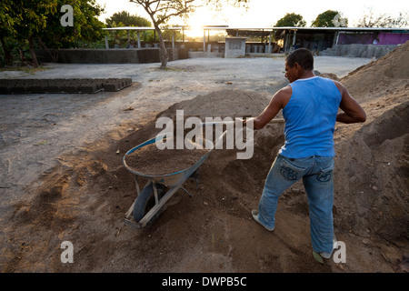 Guillermo Jaen, 51, pelles de sable pour être utilisés dans la fabrication de blocs de béton à Penonome, République du Panama. Banque D'Images