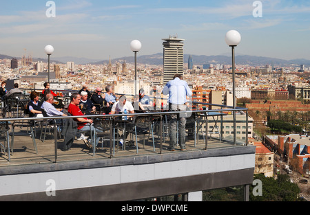 Vue sur la ville de Barcelone en Catalogne. L'Espagne. De Montjuic. Avec des gens assis à une terrasse d'un café. Banque D'Images