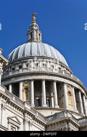 Coupole principale de la cathédrale de St Paul, soutenue par des piliers contre un ciel bleu profond, Londres, Angleterre, Royaume-Uni. Banque D'Images