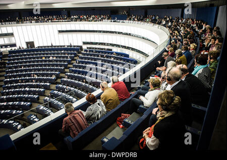 Strasbourg, France. 12 mars 2014. MEPStrasbourg, France. 12 mars 2014.Global vue sur la salle plénière au cours de débat sur la situation de crise en Ukraine au siège du Parlement européen à Strasbourg, France le 12.03.2014 Les membres du Parlement européen débat sur l'invasion russe en Crimée. L'hémicycle était presque vide. Dpa : Crédit photo alliance/Alamy Live News Banque D'Images