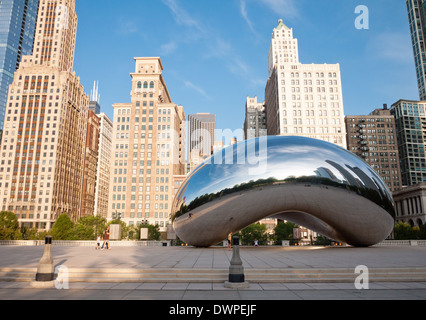 Une vue de Cloud Gate (le Bean) dans le Millennium Park dans le centre-ville de Chicago, Illinois. Banque D'Images
