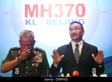 Kuala Lumpur, Malaisie. 12Th Mar, 2014. Le ministre des Transports par intérim malaisien Hishammuddin Tun Hussein Bin (R) et chef des Forces armées de la Malaisie Zulkifeli Mohd. Zin, assister à une conférence de presse à Kuala Lumpur, Malaisie, le 12 mars 2014. Les domaines de recherche ont été étendues pour le détroit de Malacca et la mer de Chine du Sud, le ministre des Transports Hishammuddin Tun Hussein Bin dit. Credit : Wang Shen/Xinhua/Alamy Live News Banque D'Images