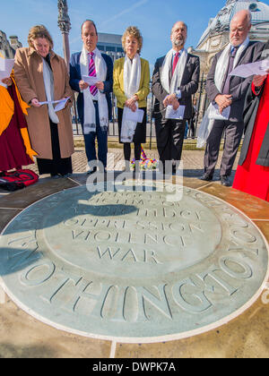 London, UK . 12Th Mar, 2014. Une gerbe est déposée au monument commémoratif pour les victimes innocentes de la guerre et l'oppression par Simon Hughes MP, Kate Hoey MP, Fabian Hamilton MP, et Lord Howarth (G à D) après une courte multi-religieux dirigé par Jane Canon service de trésorerie de l'abbaye de Westminster. Le parlementaire de la All Party Parliamentary Group for Tibet a assisté à la cérémonie annuelle en mémoire des Tibétains qui ont perdu la vie depuis le soulèvement de 1959. L'Abbaye de Westminster, London, UK 12 mars 2014. Crédit : Guy Bell/Alamy Live News Banque D'Images