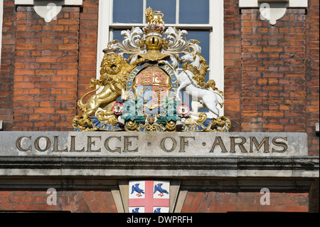 Collège d'armes des capacités avec des armoiries au-dessus de l'entrée, Londres, Angleterre, Royaume-Uni. Banque D'Images