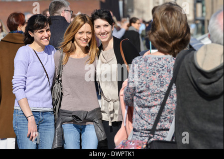 Trois professionnels des jeunes femmes ayant leur photo prise, Londres, Angleterre, Royaume-Uni. Banque D'Images