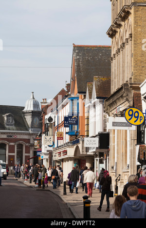 Petersfield High Street, dans le centre-ville. Banque D'Images