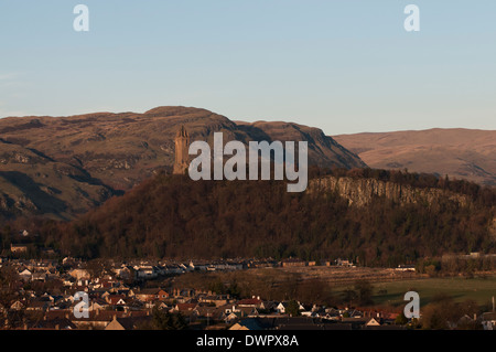 View of Bridge of Allan vu depuis le cimetière près de Stirling Castle. Le Monument William Wallace peut être vu dans la distance. Banque D'Images