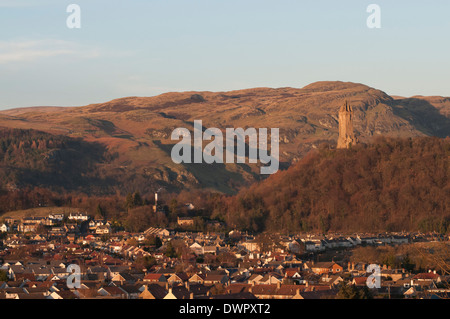 View of Bridge of Allan vu depuis le cimetière près de Stirling Castle. Le Monument William Wallace peut être vu dans la distance. Banque D'Images