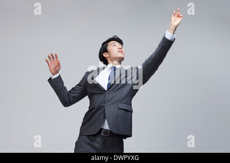 Un homme d'essayer de parvenir à quelque chose Banque D'Images