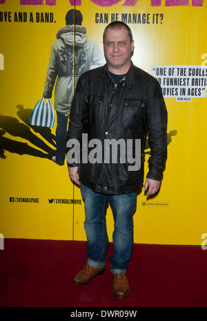 London, UK . Mar 11, 2014. Roger Evans au Svengali - VIP projection de film au riche mélange à Bethnal Green Road, Londres, Royaume-Uni 11 mars 2014 Credit : Brian jordan/Alamy Live News Banque D'Images