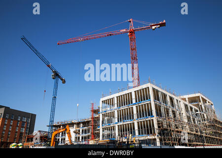 Manchester, UK 12 Mars, 2014. Boom de la construction de la ville. HTC grues et engins de levage utilisés dans la construction, l'acier, l'industrie, du commerce, de l'architecture, l'entreprise, ville, moderne, urbain, social, de la structure, de la construction d'ECH English Le développement des villes villes "retour à la vie". Ces œuvres du domaine public sont effectués dans la Rue Chapel à Salford par Galliford Essayez le Génie Civil dans le cadre de Vision urbaine. Les villes anglaises Fonds est derrière le développement de 83 appartements et 14 maisons. C'est une joint-venture entre l'évolution de Muse, Legal & General et l'Agence des foyers et des collectivités (HCA). Banque D'Images