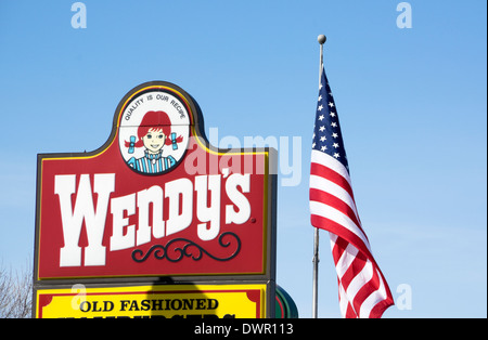 Wendys restaurant sign par drapeau Américain Banque D'Images