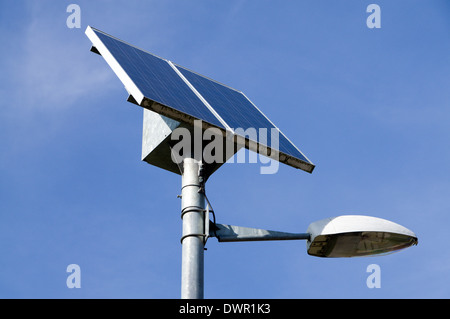 Street Light avec panneau solaire attaché, Cardiff, Pays de Galles. Banque D'Images