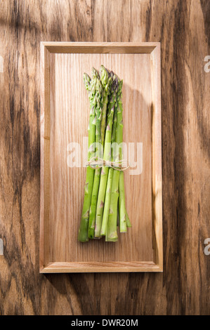 Les asperges sur une planche en bois Banque D'Images