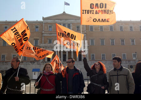 Athènes. 12Th Mar, 2014. Protestant contre les enseignants se sont enchaînés à des garde-corps devant le parlement lors d'une manifestation à Athènes, le 12 mars 2014. Des milliers de fonctionnaires ont participé à une grève générale de 24 heures et de protestation dans le centre d'Athènes, organisé par l'union faîtière de l'ADEDY mercredi contre de nouvelles réformes visant à sortir de la crise de la dette. Credit : Marios Lolos/Xinhua/Alamy Live News Banque D'Images