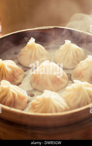 Raviolis chinois ou xiao long bao en bambou bac, célèbre à Shanghai, Chine. Banque D'Images