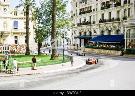 Surtees et Stewart à dirigeants Place du Casino sur le deuxième tour de la Grand Prix de Monaco 1966 Banque D'Images