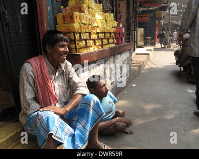 Rues de Calcutta. Les gens vivent et travaillent dans la rue Banque D'Images