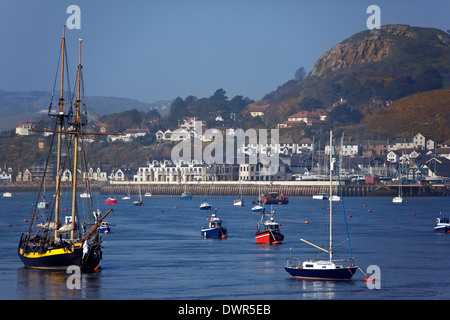 La ville de Deganwy à la recherche de l'autre côté de la rivière Conwy à partir de la ville de Yokohama sur la côte nord du Pays de Galles au Royaume-Uni. Banque D'Images