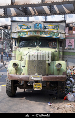 Vieux camion rouillé attend une nouvelle cargaison, Kolkata, Inde Banque D'Images