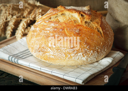 Du pain fait maison sur table en bois Banque D'Images