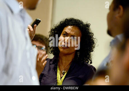 Putrajaya, MYS. 12Th Mar, 2013. Un journaliste réagit émotionnellement comme elle interroge les autorités au cours de la conférence de presse finale du vol MH370 disparu, comme il se ferme sur son cinquième jour de disparition dans un hôtel en Putrjaya, à l'extérieur de Kuala Lumpur, Malaisie, le mercredi 12 mars 2014. L'opération de recherche de l'absence de Malaysia Airlines MH370 qui a impliqué 34 avions et 40 navires de plusieurs pays couvrant un rayon de 50 milles marins du point l'avion a disparu des écrans radars entre la Malaisie et le Vietnam continue après sa disparition depuis le samedi. Les experts disent p Banque D'Images