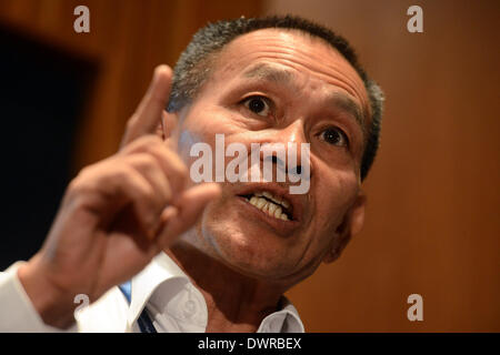 Putrajaya, MYS. 12Th Mar, 2013. Ahmad Jauhari Yahya réagit avec colère que les questions relatives à la crédibilité des rapports sur le vol MH370 disparu, comme il se ferme à son cinquième jour de disparition dans un hôtel à Putrajaya, en dehors de Kuala Lumpur, Malaisie, le mercredi 12 mars 2014. L'opération de recherche de l'absence de Malaysia Airlines MH370 qui a impliqué 34 avions et 40 navires de plusieurs pays couvrant un rayon de 50 milles marins du point l'avion a disparu des écrans radars entre la Malaisie et le Vietnam continue après sa disparition depuis le samedi. Les experts affirment que possible Banque D'Images