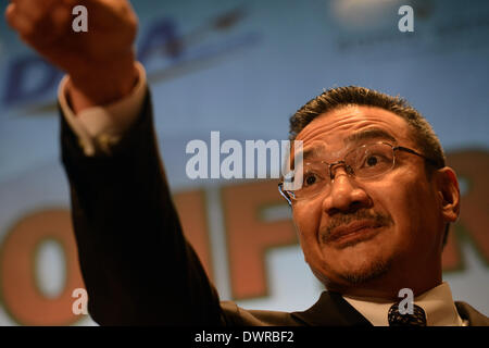 Putrajaya, MYS. 12Th Mar, 2013. Tun Hussein Hishamuddin ministre suppléant des Transports répond à des questions au cours de la dernière conférence de presse pour le vol MH370 disparu, comme il se ferme à sa cinquième journée à un hôtel à Putrajaya, en dehors de Kuala Lumpur, Malaisie, le mercredi 12 mars 2014. L'opération de recherche de l'absence de Malaysia Airlines MH370 qui a impliqué 34 avions et 40 navires de plusieurs pays couvrant un rayon de 50 milles marins du point l'avion a disparu des écrans radars entre la Malaisie et le Vietnam continue après sa disparition depuis le samedi. Les experts affirment que possi Banque D'Images