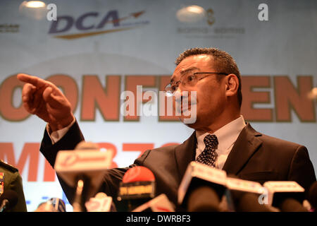 Putrajaya, MYS. 12Th Mar, 2013. Tun Hussein Hishamuddin ministre suppléant des Transports répond à des questions au cours de la dernière conférence de presse pour le vol MH370 disparu, comme il se ferme à sa cinquième journée à un hôtel à Putrajaya, en dehors de Kuala Lumpur, Malaisie, le mercredi 12 mars 2014. L'opération de recherche de l'absence de Malaysia Airlines MH370 qui a impliqué 34 avions et 40 navires de plusieurs pays couvrant un rayon de 50 milles marins du point l'avion a disparu des écrans radars entre la Malaisie et le Vietnam continue après sa disparition depuis le samedi. Les experts affirment que possi Banque D'Images