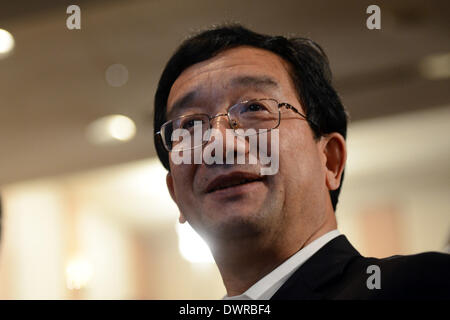 Putrajaya, MYS. 12Th Mar, 2013. Il Huang de la République populaire de Chine ambassade assiste à la conférence de presse finale comme il le vol MH370 disparu, se ferme à sa cinquième journée à un hôtel dans Putrjaya, à l'extérieur de Kuala Lumpur, Malaisie, le mercredi 12 mars 2014. L'opération de recherche de l'absence de Malaysia Airlines MH370 qui a impliqué 34 avions et 40 navires de plusieurs pays couvrant un rayon de 50 milles marins du point l'avion a disparu des écrans radars entre la Malaisie et le Vietnam continue après sa disparition depuis le samedi. Les experts affirment que les causes possibles de la panne apparente inc Banque D'Images