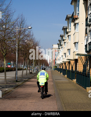 Agent de soutien communautaire de la Police à vélo, Avenue Lloyd George, la baie de Cardiff, Pays de Galles. Banque D'Images