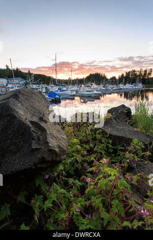 Bateaux amarrés dans les eaux calmes de Hardy Bay au lever du soleil. Banque D'Images