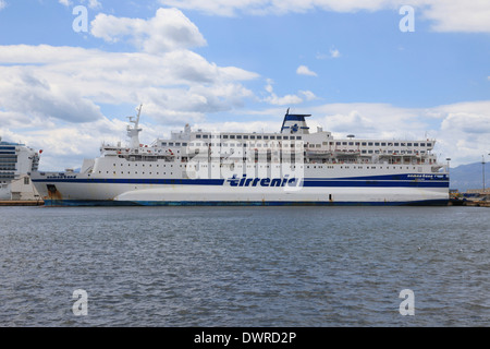 Ligne Tirrenia italienne mv Nomentana dans le port de Cagliari Sardaigne Banque D'Images