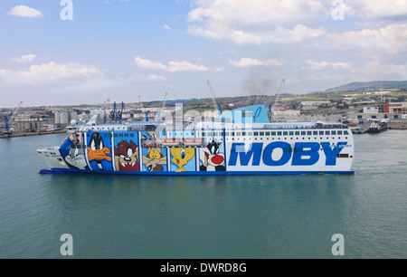 Navire roulier navire Moby Wonder au port de Civitavecchia Italie Banque D'Images