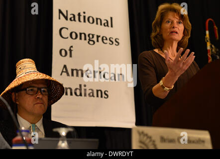 12 mars 2014 - Washington, District of Columbia, US - Le sénateur de l'Alaska, Lisa Murkowski, traite de la session générale de la 2014 Congrès national des Indiens d'Amérique. Le congrès, créé en 1944, gère la relation entre les autorités tribales et le gouvernement des États-Unis. La session de cette année est axé sur la violence contre les femmes, et le développement de l'infrastructure économique et d'autres questions législatives. Sur le côté gauche, BRIAN CLADOOSBY. «Président de. (Crédit Image : © Miguel Juarez Lugo/ZUMAPRESS.com) Banque D'Images