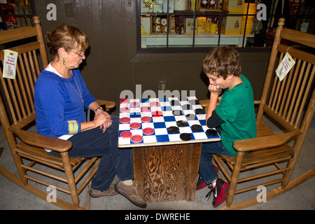 Grand-mère et petit-fils jouer une partie de dames à un Cracker Barrel à Brandon, Florida, USA. Banque D'Images