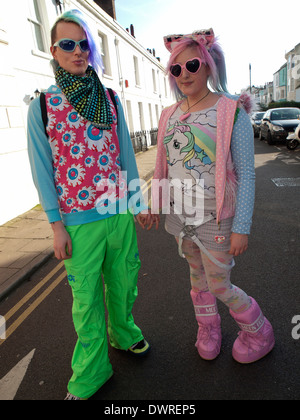 Les gens s'amuser dans la région de North Laine excentrique de Brighton sur un samedi ensoleillé Banque D'Images