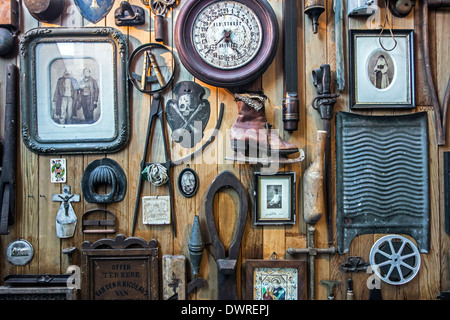 Divers accessoires et ustensiles du xxe siècle à la maison d'Alijn se trouve museum, Gand, Belgique Banque D'Images