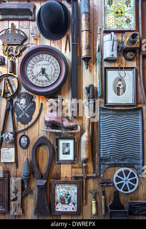 Divers accessoires et ustensiles du xxe siècle à la maison d'Alijn se trouve museum, Gand, Belgique Banque D'Images