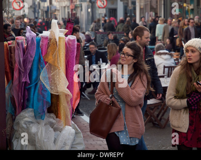 Les gens s'amuser dans la région de North Laine excentrique de Brighton sur un samedi ensoleillé Banque D'Images