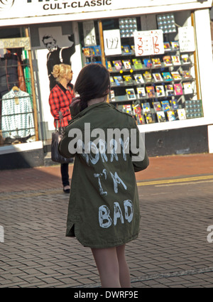 Les gens s'amuser dans la région de North Laine excentrique de Brighton sur un samedi ensoleillé Banque D'Images