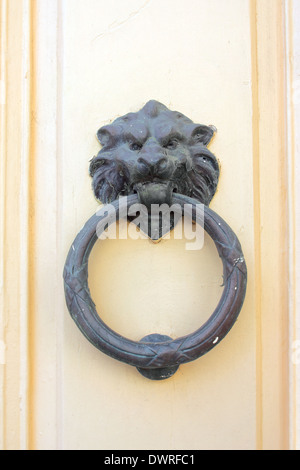 Vieux bronze knocker avec tête de lion Banque D'Images