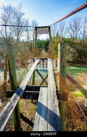 Très vieux swinging bridge traverse la rivière Siuslaw à London de l'oregon. Ce pont a été utilisé pour accéder à une ferme de l'autre côté Banque D'Images