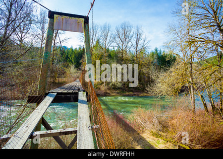 Très vieux swinging bridge traverse la rivière Siuslaw à London de l'oregon. Ce pont a été utilisé pour accéder à une ferme. Banque D'Images