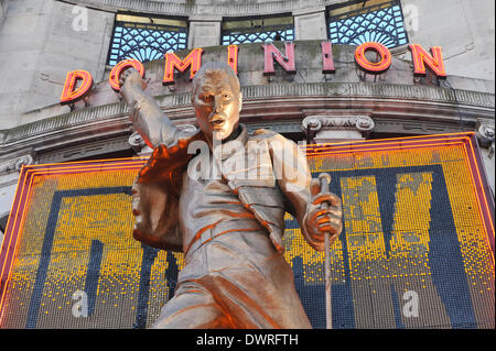 Tottenham Court Road, Londres, Royaume-Uni. 12 mars 2014. La statue de la Reine singer Freddie Mercury se place en avant du Dominion Theatre, la comédie musicale basée sur les chansons de Queen est de fermer après une période de douze ans. Crédit : Matthieu Chattle/Alamy Live News Banque D'Images