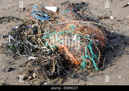 Les déchets jetés sur une plage à Troon, Ecosse Banque D'Images