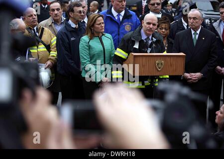 New York, New York City, USA. 12Th Mar, 2014. Commissaire de la New York City Fire Department (FDNY) Salvatore Cassano informe les médias à une conférence de presse près de l'explosion à Manhattan, le New York City, le 12 mars 2014. Au moins deux personnes ont été tuées et 18 autres blessées lorsque deux bâtiments résidentiels s'est effondré lors d'une explosion à New York's East Harlem quartier sur Mercredi, les autorités ont dit. Credit : Wu Rong/Xinhua/Alamy Live News Banque D'Images