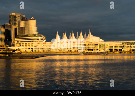 Hôtel Pan Pacific et au lever du soleil à la Place du Canada, Vancouver, Colombie-Britannique, Canada Banque D'Images