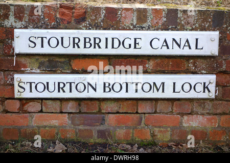 Signe pour Stourton Verrouillage du fond, Stourbridge, Canal Stourton, Staffordshire, England, UK Banque D'Images