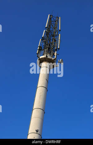 L'antenne de téléphone contre ciel bleu clair Banque D'Images